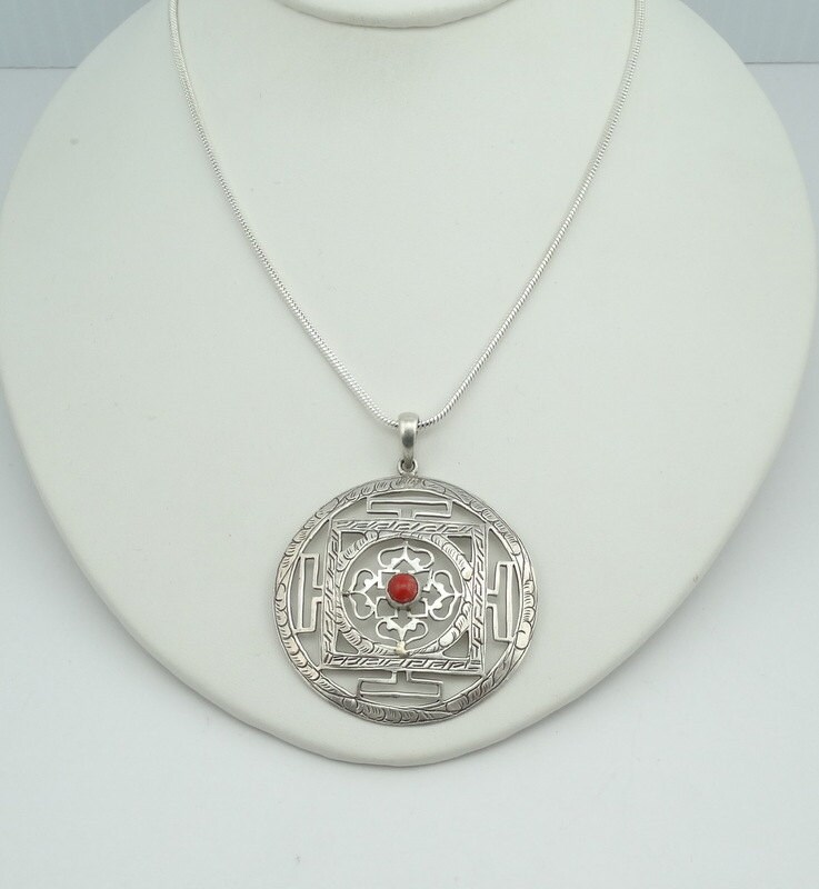 Wunderschöne Vintage Detaillierte Anhänger Set Mit Einem Roten Koralle Cabochon. Kostenloser Versand 24" Silber Serpentinkette Enthalten Wunderschöne Vintage Detaillierte Anhänger Set Mit Einem Roten Koralle Cabochon. Kostenloser Versand 24" Silber Serpentinkette Enthalten von rubysvintagejewelry