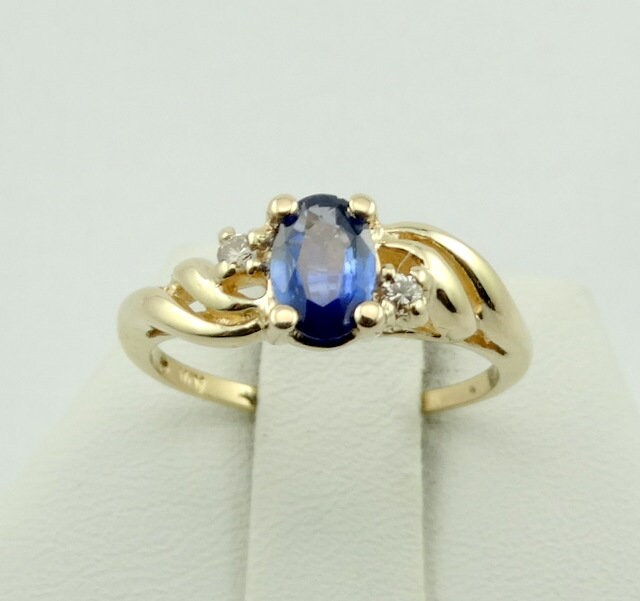 Wunderschöner .60 Karat Ceylon Blauer Saphir Mit Diamanten in Einem Wunderschönen 10K Gelbgold Ring Größe 6 1/4 Versandkostenfrei #blue625-Gr2 von rubysvintagejewelry