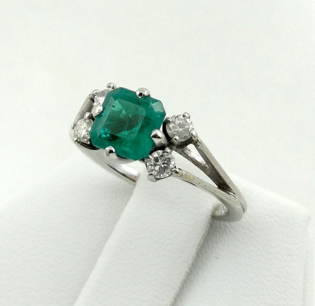 Wunderschöner .60 Karat Smaragd Und Runde Brillante Diamanten in Einem Soliden 18K Weißgold Ring Größe 3 1/4 Versandkostenfrei #emld60-Gr5 von rubysvintagejewelry