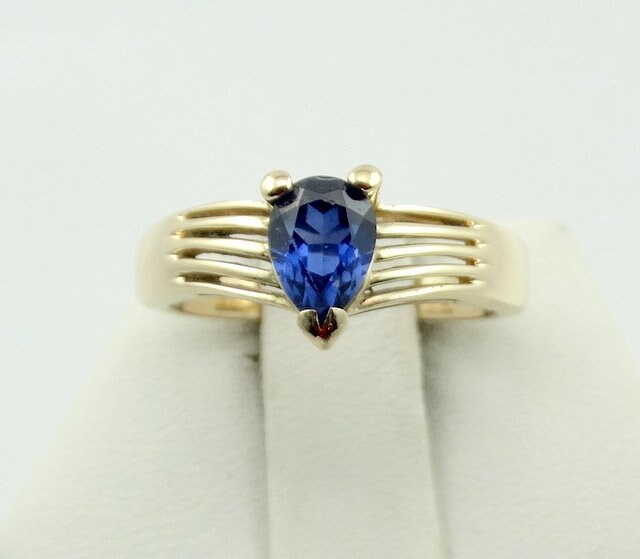 Wunderschöner 14K Gelbgold Und Royal Blau Saphir Ring Größe 6 Versandkostenfrei #rbs6-Gr6 von rubysvintagejewelry