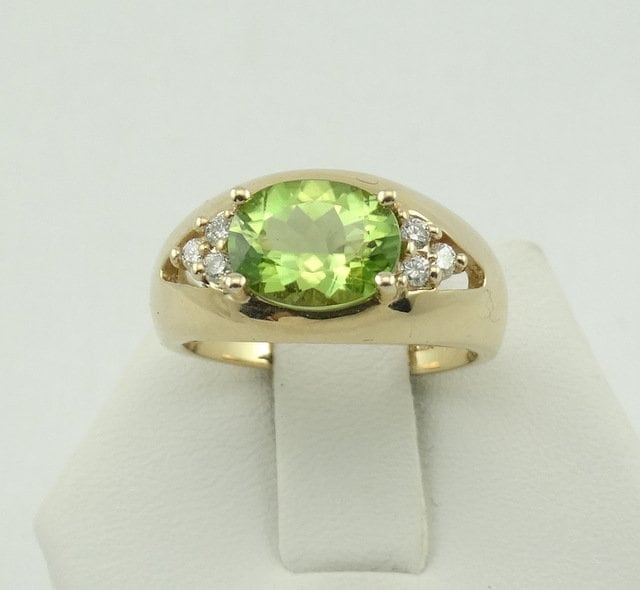 Wunderschöner Diamant Und Großer Ovaler Peridot in Einem 14K Gelbgold Ring Größe 6 1/2 Versandkostenfrei #pd14K-Gr4 von rubysvintagejewelry