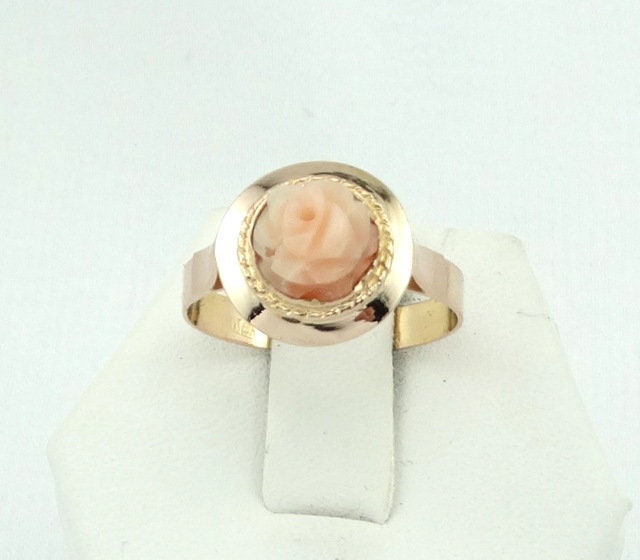 Wunderschöner Handgeschnitzter Koralle "Rose' 14K Gelbgold Ring Größe 7 1/2 Versandkostenfrei #rose14K-Gr4 von rubysvintagejewelry