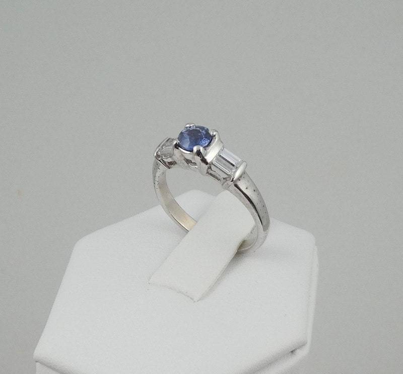 Wunderschöner Lila Saphir Und Diamanten in Einem 10K Weißgold Ring Größe 6 1/4 Versandkostenfrei #pswg-Gr3 von rubysvintagejewelry