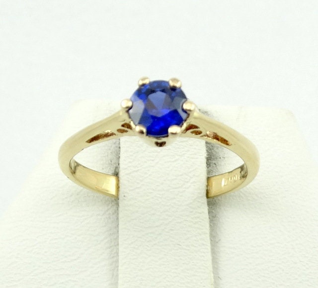 Wunderschöner Royalblauer Ceylon Saphir in Einem Vintage 18K Gelbgold Ring Größe 5 1/4 Versandkostenfrei #royal-Gr2 von rubysvintagejewelry