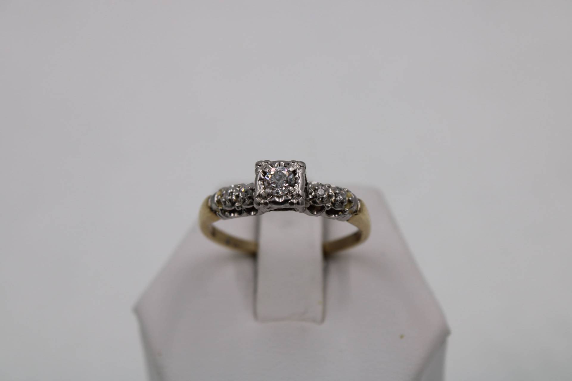 Wunderschöner Vintage 1950Er 14K Gold Und Diamant Verlobungsring Größe 8 3/4 Versandkostenfrei #19Five-Gr4 von rubysvintagejewelry