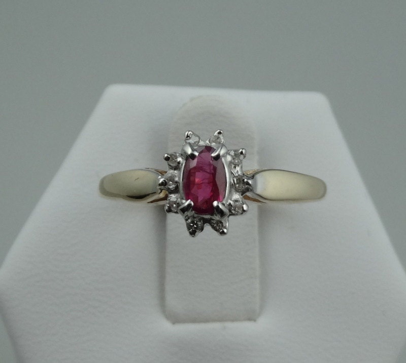 Zierliche 1/3 Karat Rubin Und Diamanten Set in Einem 10K Gelbgold Ring Größe 6 3/4 Versandkostenfrei #10Ruby-Gr3 Zierliche 1/3 Karat Rubin Und Diamanten Set in Einem 10K Gelbgold Ring Größe 6 3/4 Versandkostenfrei #10Ruby-Gr3 von rubysvintagejewelry