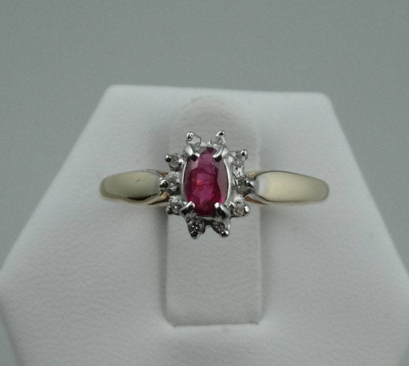 Zierliche 1/3 Karat Rubin Und Diamanten Set in Einem 10K Gelbgold Ring Größe 6 3/4 Versandkostenfrei #10Ruby-Gr3 Zierliche 1/3 Karat Rubin Und Diamanten Set in Einem 10K Gelbgold Ring Größe 6 3/4 Versandkostenfrei #10Ruby-Gr3 von rubysvintagejewelry