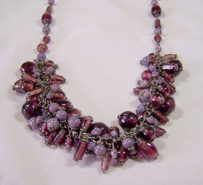Cluster Halskette Mit Vintage Lila Glasperlen Cluster Halskette Mit Vintage Lila Glasperlen von rubytoosrelics