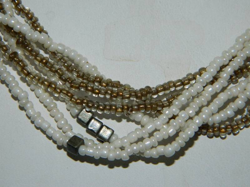 Rocailles Perlen Braun Und Weiß Halskette 83 cm Vintage Rocailles Perlen Braun Und Weiß Halskette 83 cm Vintage von rubytoosrelics
