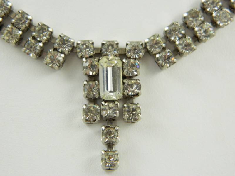 Strass Halskette Anhänger Stil 15 1/2 Zoll Lang Strass Halskette Anhänger Stil 15 1/2 Zoll Lang von rubytoosrelics