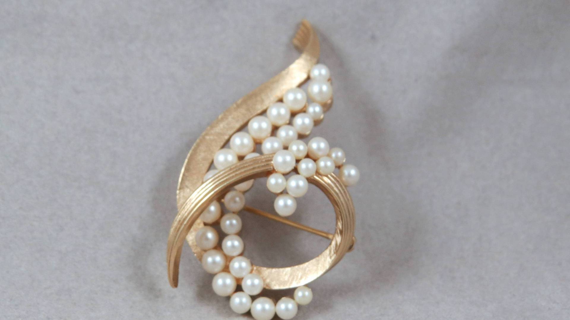 Trifari Brosche Pin Mit Perlen Versandkostenfrei Trifari Brosche Pin Mit Perlen Versandkostenfrei von rubytoosrelics