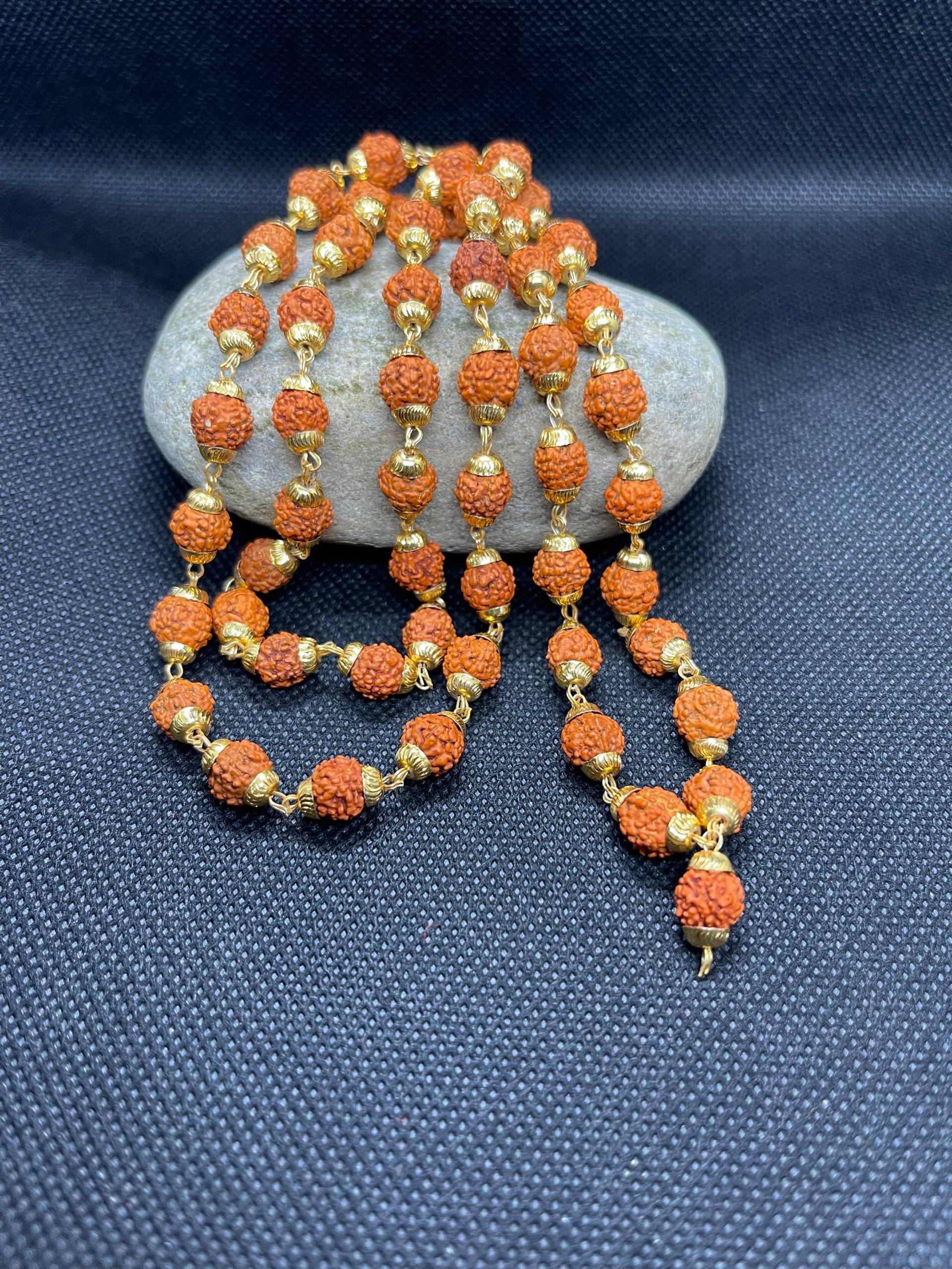 Rudraksha Mala Halskette - Rudraksh 54 Perlen Goldene Kappe Draht Gewickelt Divine 7 Mm Perlen von rudrakshagems