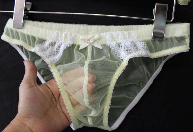 "Erwachsener Sissy " Gelb Transparenter Nylon Chiffon Slip Mit Doppelter Verschlusstasche Für Männer." von ruffles4you