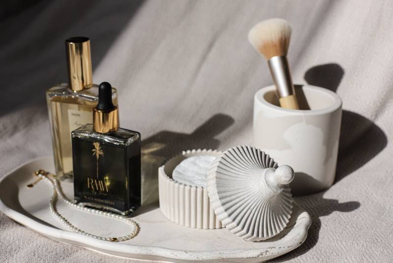 5 Er Set "Looking Good" Geschenkset Badezimmer Bad Stifthalter Kosmetiktasche Pinselhalter Tablett Dose Marmor Look Jesmonite von rumahsaya