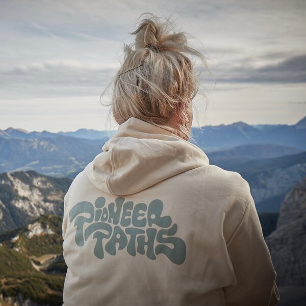 runamics Pioneer Paths Hoodie, unisex von runamics