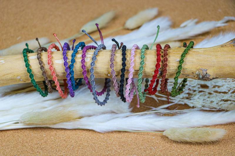 Makramee Armbänder in Spiralform Verschiedenen Farben - Boho Schmuck Muttertag Freundschaftsarmbänder Makramee Armbänder in Spiralform Verschiedenen Farben - Boho Schmuck Muttertag Freundschaftsarmbänder von rundundbuntShop