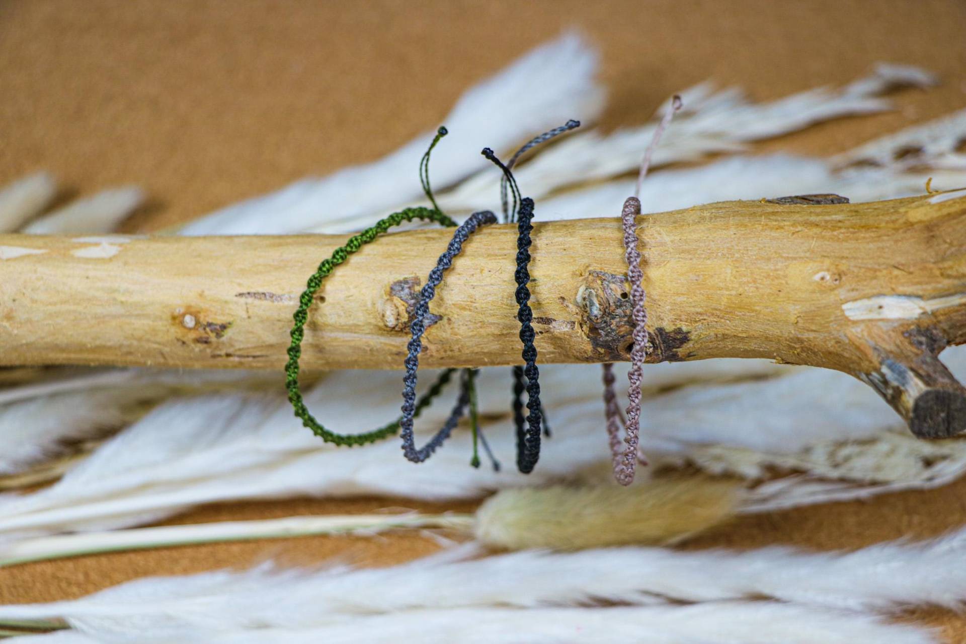 Makramee Armband in Verschiedenen Farben | Dünn - Boho Schmuck, Geschenkidee Für Männer Vatertag von rundundbuntShop