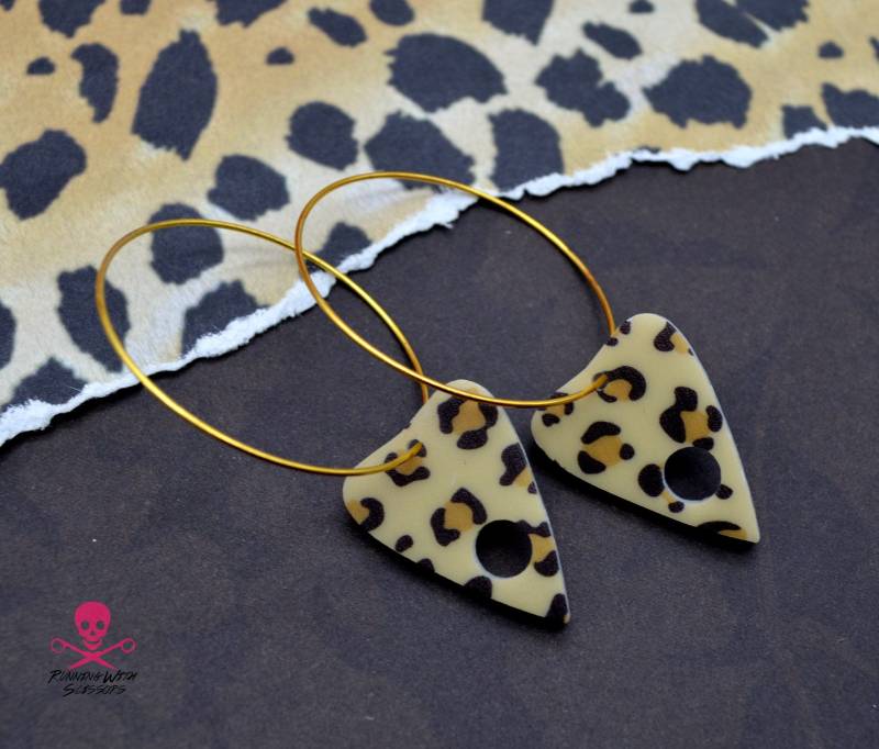 Leopard Planchette Acryl Creolen von runningwithscissorss