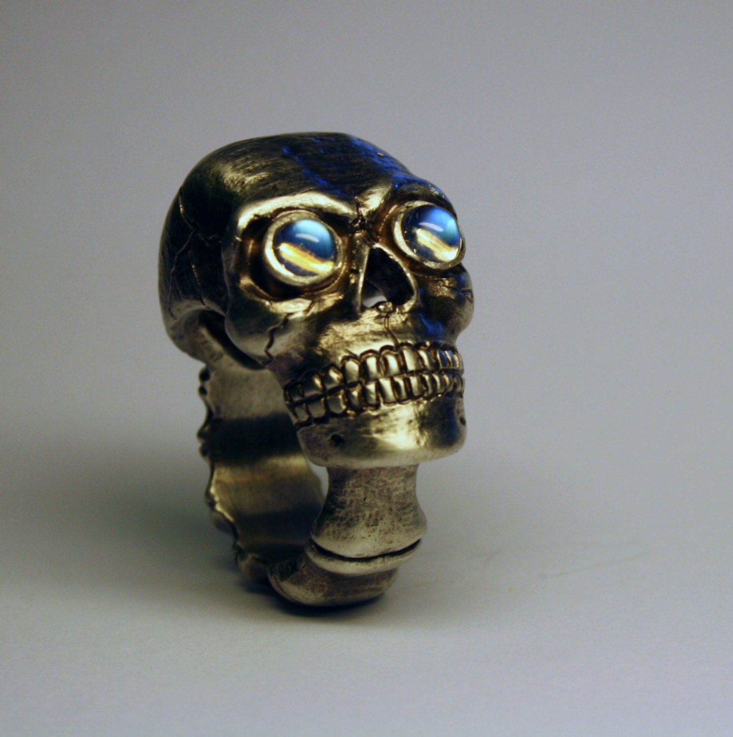 Totenkopf Ring Aus Sterlingsilber Mit Funkelndem Mondstein Totenkopf Ring Aus Sterlingsilber Mit Funkelndem Mondstein von ruslansbilejs