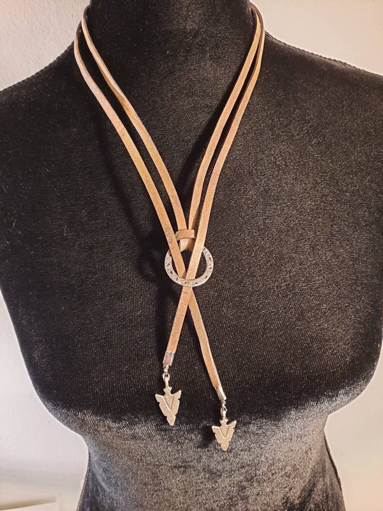 Lederkette Mit Anhänger Speerspitze Lederkette Mit Anhänger Speerspitze von rustbee