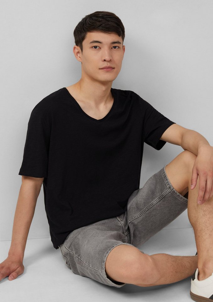 s.Oliver Kurzarmshirt Luftiges T-Shirt mit V-Ausschnitt und Flammgarnstruktur Label-Patch von s.Oliver