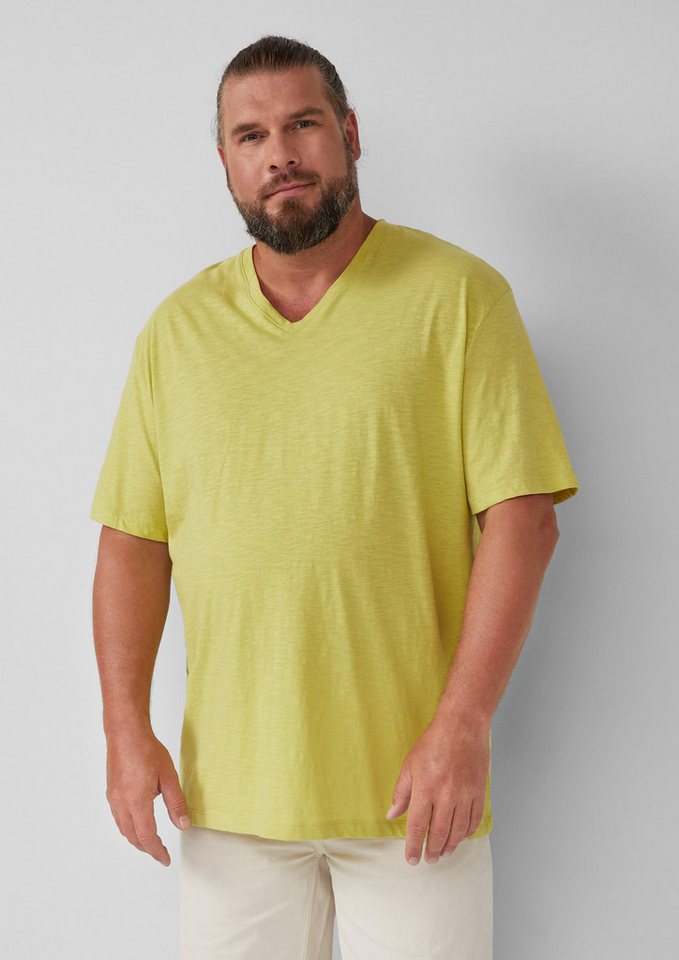 s.Oliver Kurzarmshirt T-Shirt mit Label-Patch und V-Ausschnitt von s.Oliver
