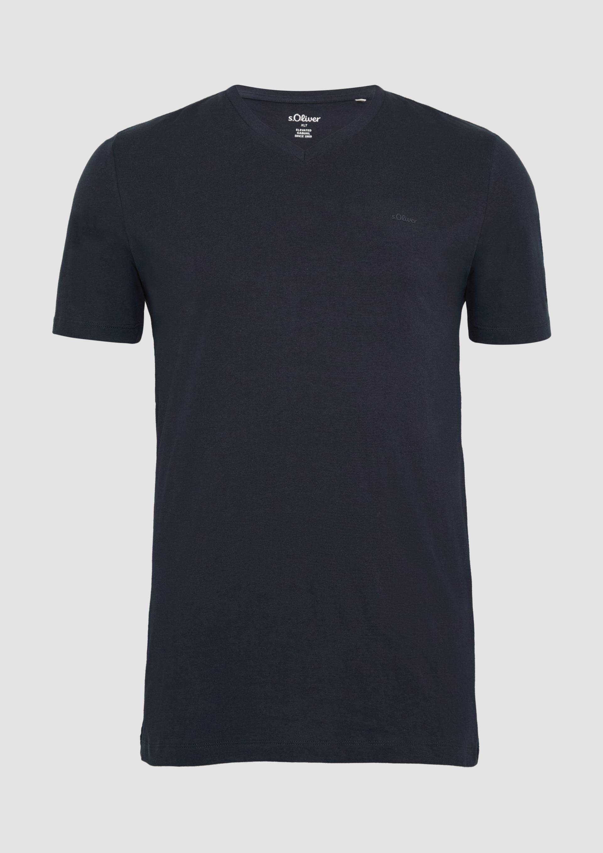 s.Oliver - T-Shirt mit V-Ausschnitt und dezentem Logo, Herren, blau s.Oliver - T-Shirt mit V-Ausschnitt und dezentem Logo, Herren, blau von s.Oliver