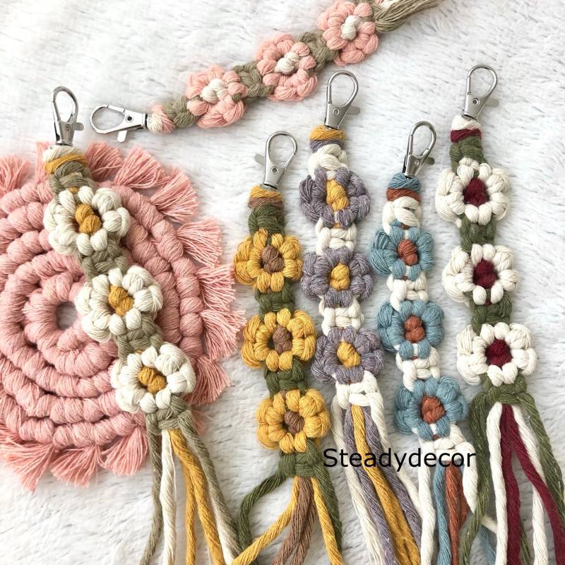 Makramee Blume Schlüsselbund, Benutzerdefinierte Farbe Boho Daisy Floral Schlüsselanhänger, Hochzeit Brautjungfer Zubehör von sTEAdydecor