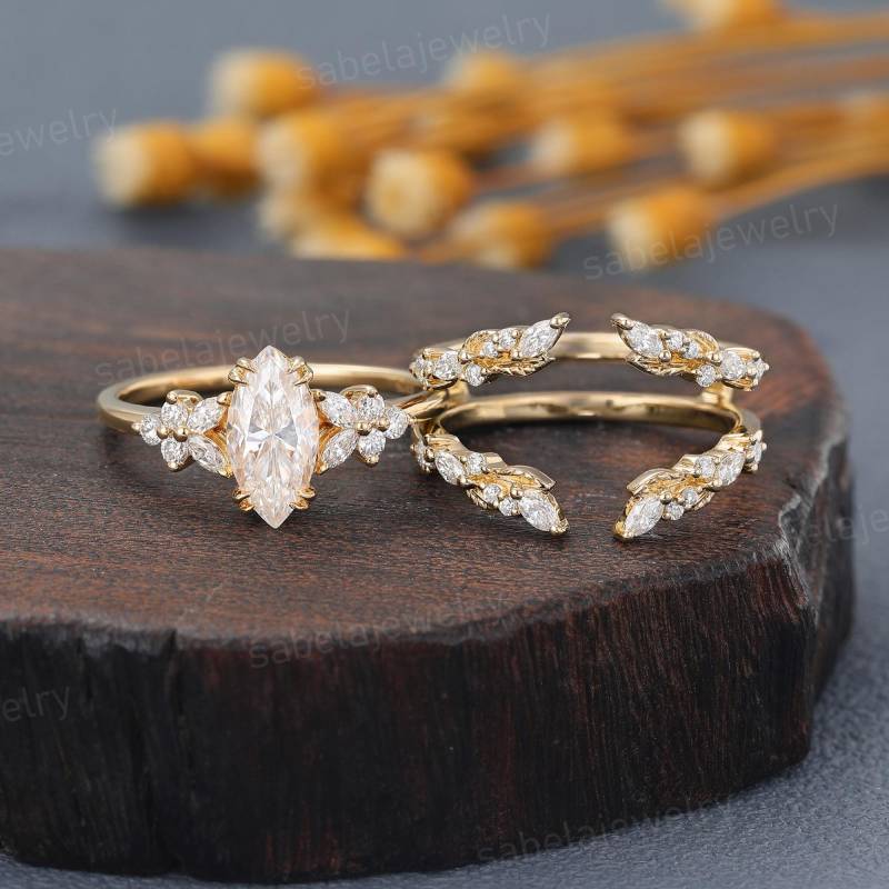 Art-Deco-Marquise Moissanite Verlobungsring 14K Gelbgold Doppel-Vergrößerer Ehering Diamantring Brautjubiläum Ring-Set Geschenk von sabelajewelry