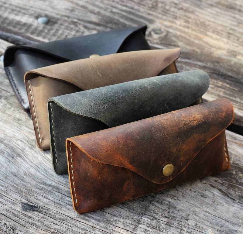 Handgefertigte Brillenetui Aus Gewachstem Rindsleder Personalisierte Brillenhülle von saberleather