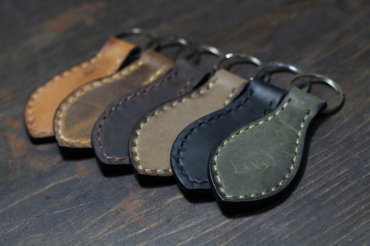 Handgefertigte Crazy Horse Leder Schlüsselanhänger Personalisierte Initialen Schlüsselanhänger Weihnachtsgeschenke Geburtstagsgeschenk von saberleather