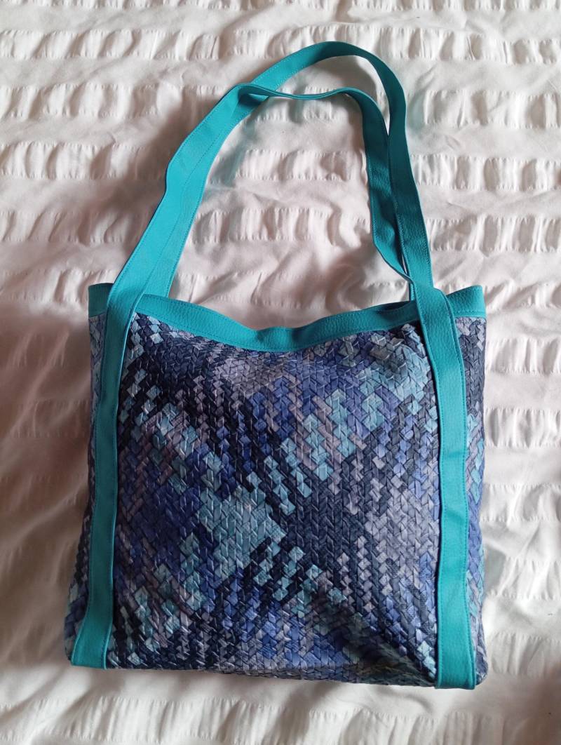 Blaue, Einfarbige Tragetasche Mit Geflochtenem Aufdruck von sacadette