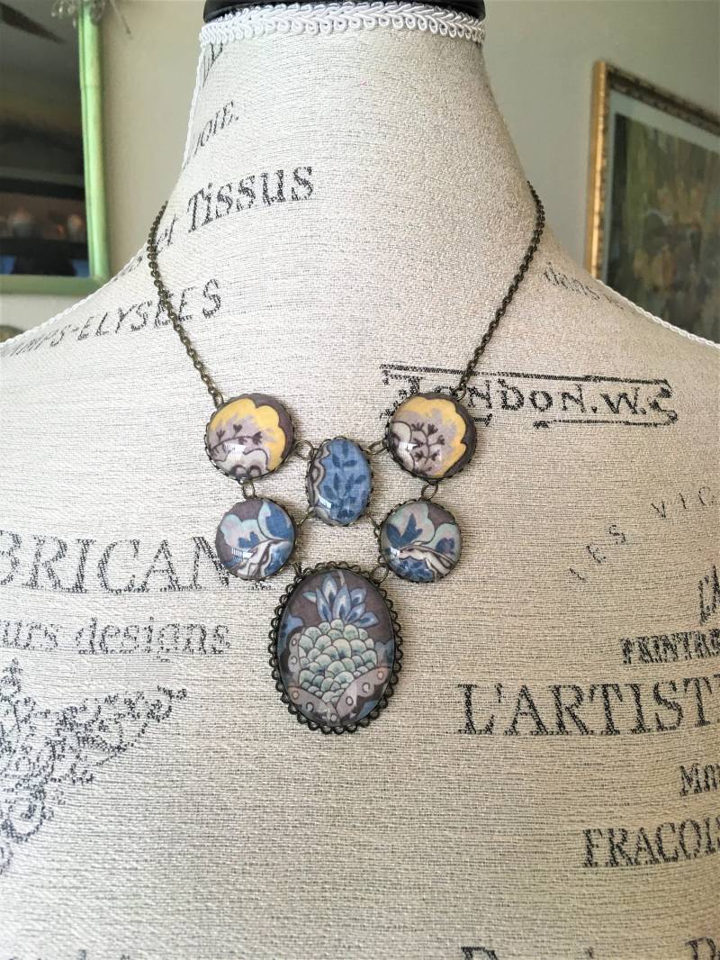 Bunte Kunst Halskette, Boho Funky, Chunky One Of A Kind Statement Piece - Vintage Floral Halskette Blau Und Grau von sadiesez