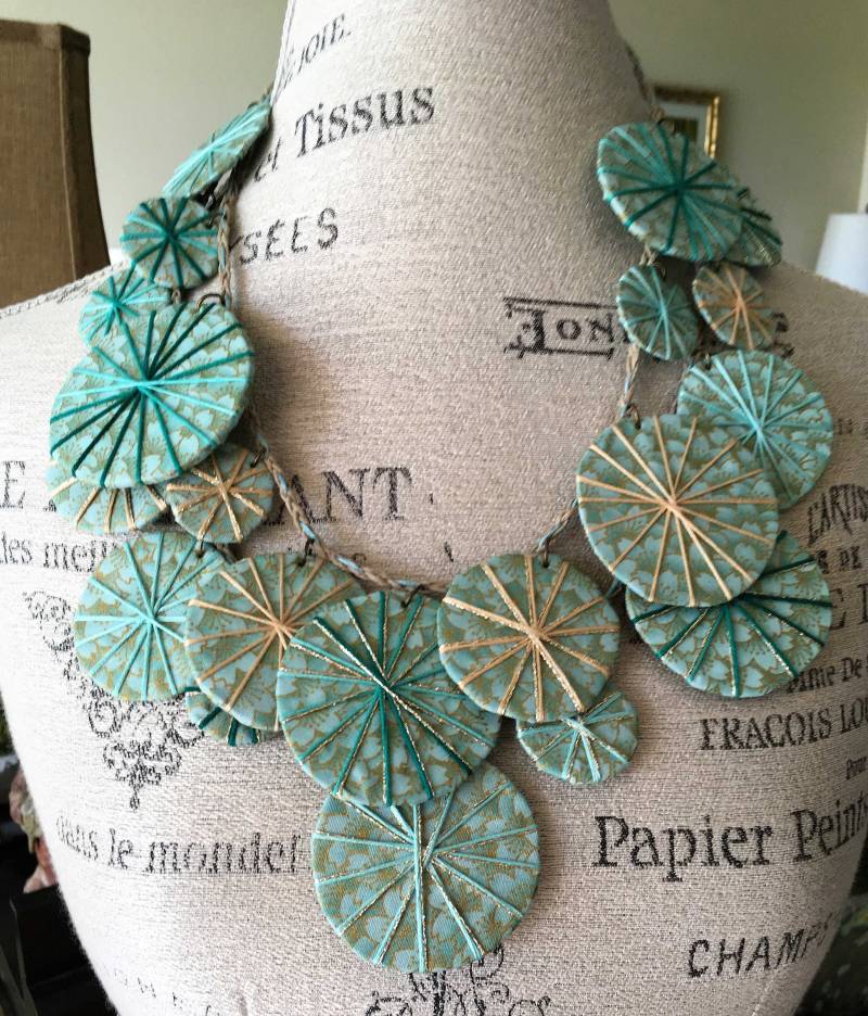 Einzigartige Multi Strang Stoff Regenschirme Halskette Eco Chic Statement Piece Türkis Und Gold Schal Alternative von sadiesez