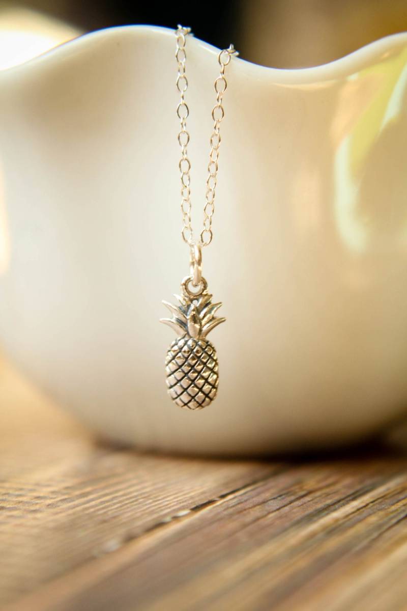 Ananas-Halskette, Erhältlich in Sterling Silber Und 24K Vergoldet Gold Gefüllt von saffronandsaege