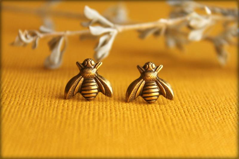 Biene Ohrringe, Erhältlich in Mehreren Farben, Honigbiene Hummel Ohrstecker, Save The Bees, Earthy Nature Inspiriert, Bienen Schmuck Accessoire von saffronandsaege