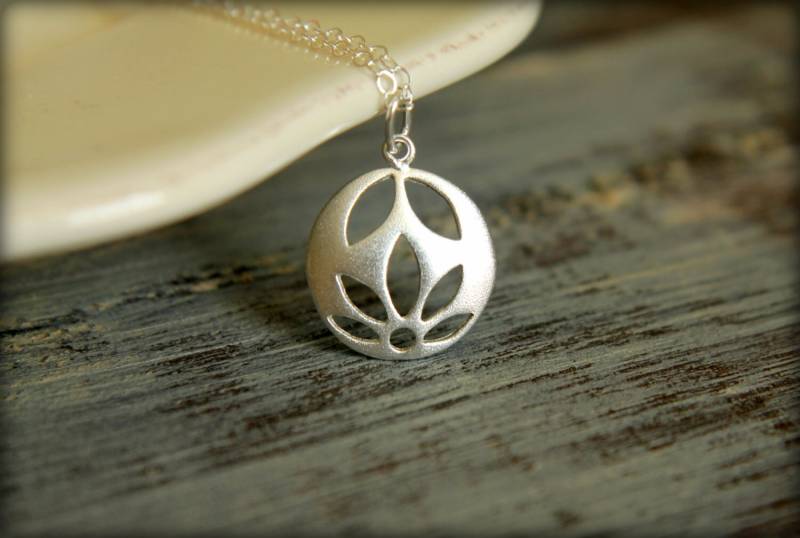 Blühende Blume Ausschnitt Halskette in Sterling Silber von saffronandsaege