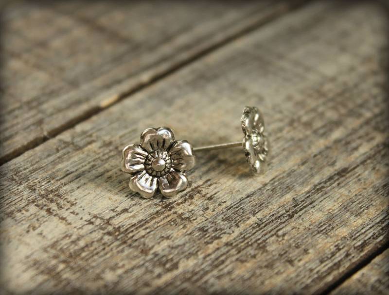 Blüten-Ohrring-Posts, Erhältlich in Antikem Messing, Kupfer Oder Silber von saffronandsaege