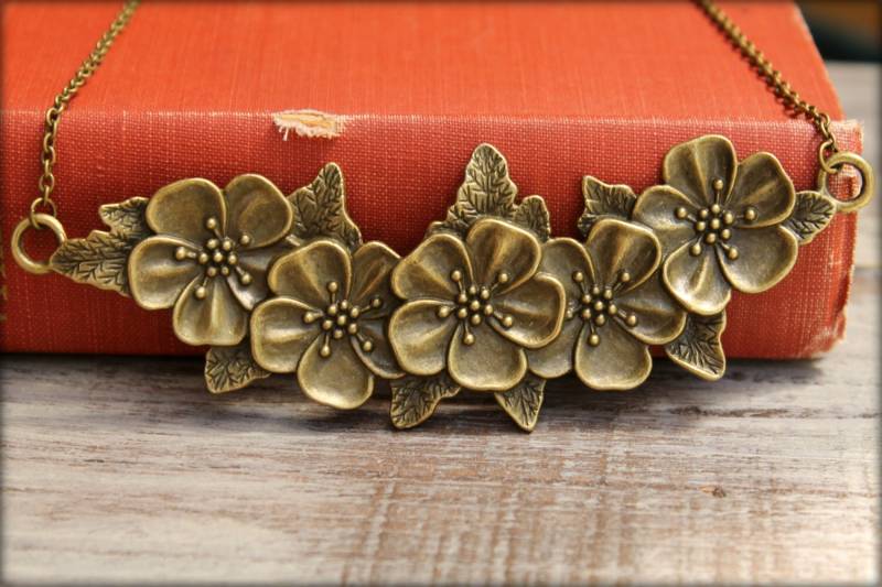 Blume-Kollier in Messing von saffronandsaege