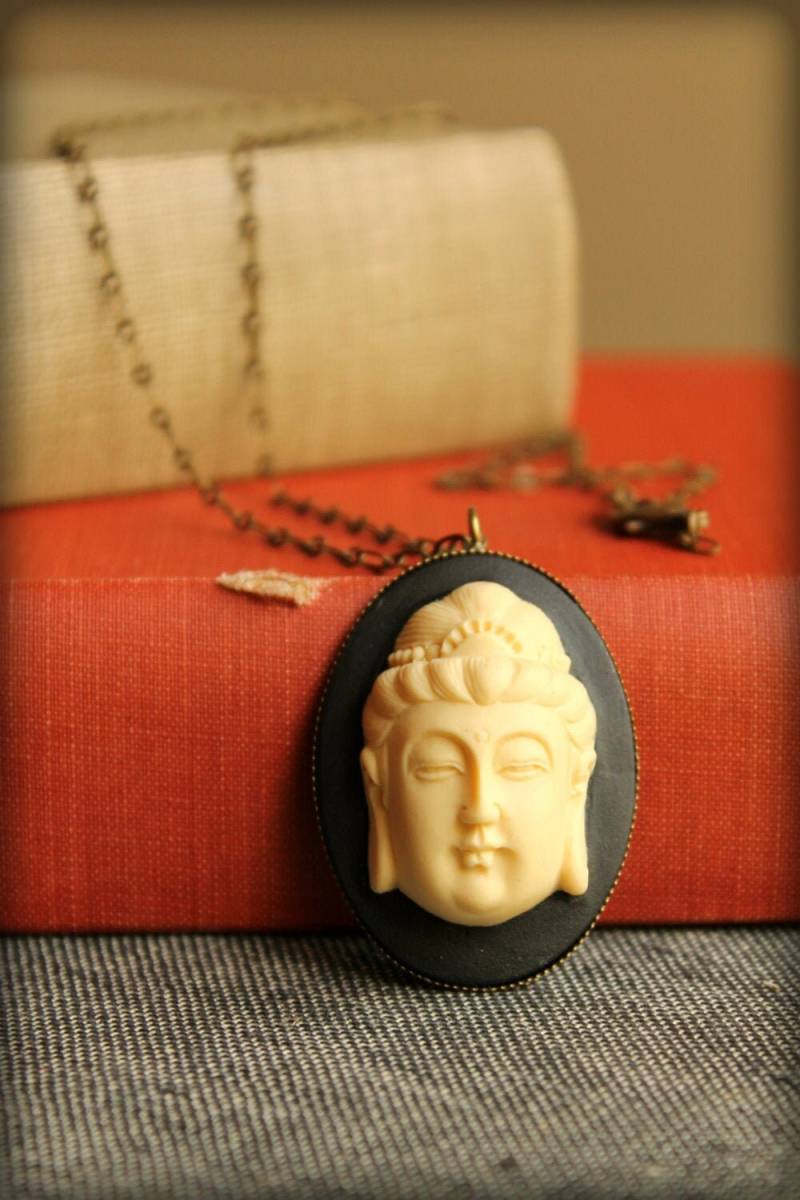 Buddha Kamee Halskette in Schwarz Und Creme von saffronandsaege