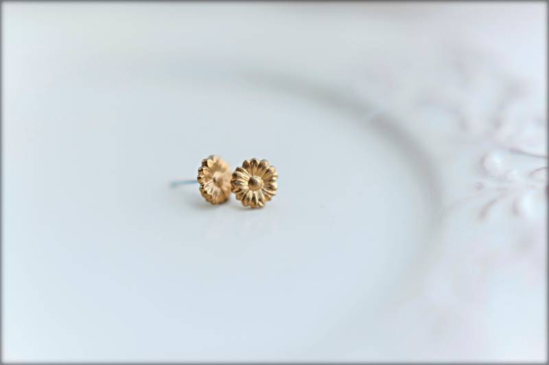 Daisy Ohrringe, Erhältlich in Mehrfachveredelungen, Edelstahl-Posts von saffronandsaege