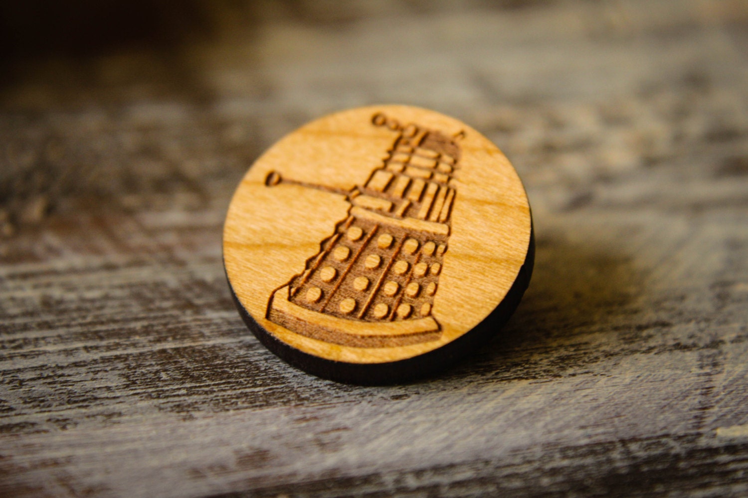 Dalek Brosche, Laser Holz Geschnitten von saffronandsaege