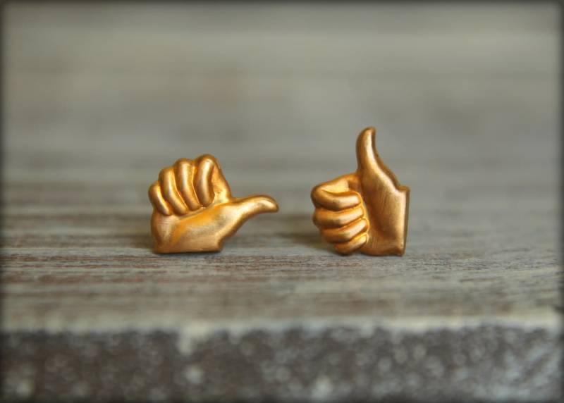 Daumen Hoch Ohrstecker, Erhältlich in Mehreren Finishes, Edelstahl Posts, Schrullige Ohrringe, Metall Facebook Like Symbol, Emoji Emoticon Schmuck von saffronandsaege