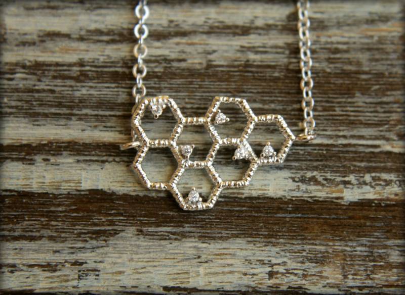 Diamant Verkrustete Waben-Halskette, Erhältlich in Silber Oder Gold von saffronandsaege