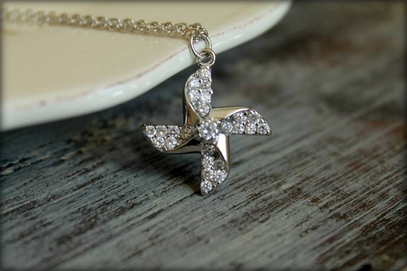 Diamant Verkrustete Windrad-Halskette, Erhältlich in Silber Oder Gold von saffronandsaege