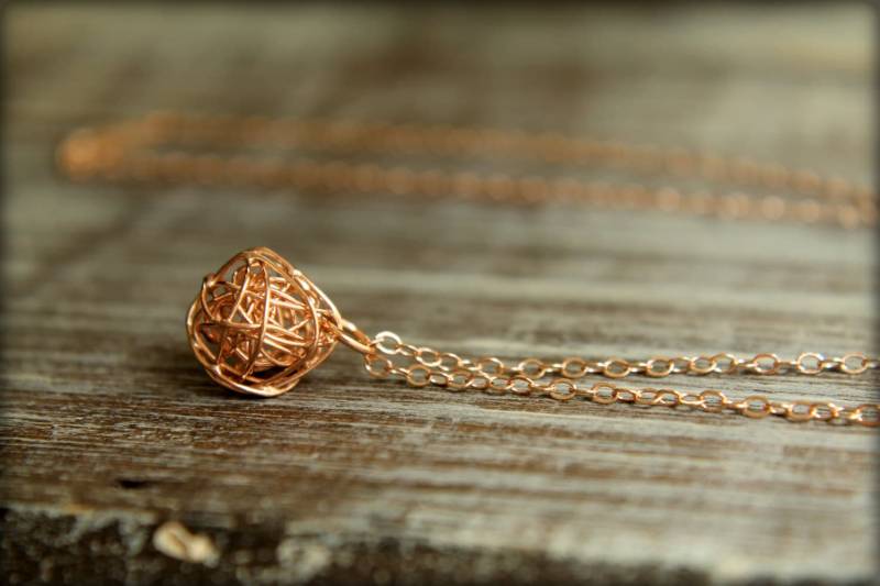 Draht-Knoten-Halskette in Rose Gold Vermeil Und Gold-Filled von saffronandsaege