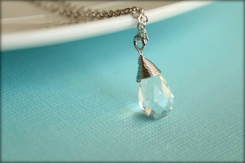 Draht Umwickelt Kristall Briolette Halskette, Erhältlich in Silber Und Gold von saffronandsaege