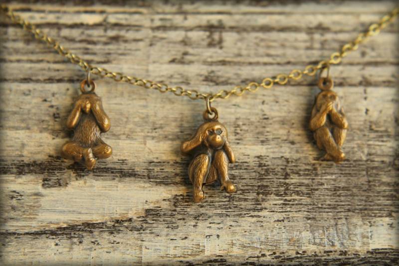 Drei Wise Monkeys Halskette Aus Gealterten Messing von saffronandsaege