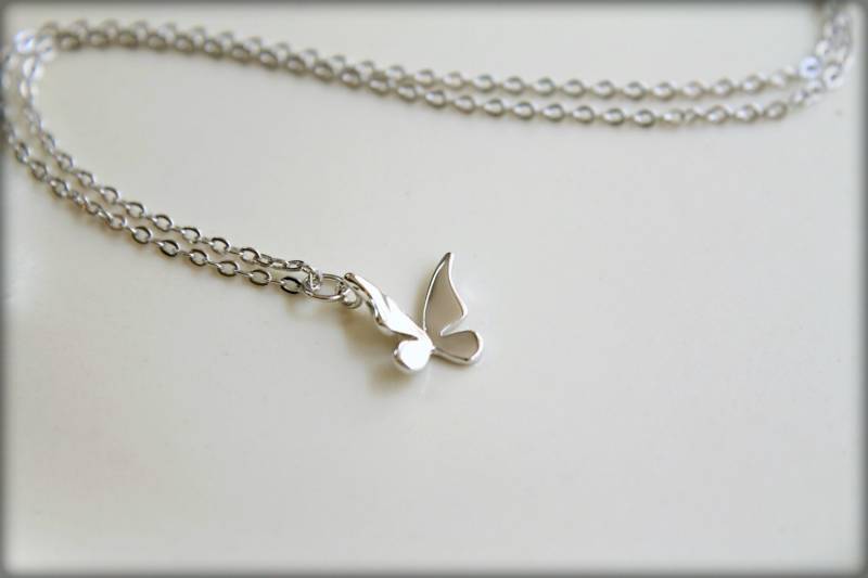Einfach Gefaltet Schmetterling Halskette, Erhältlich in Silber Und Gold von saffronandsaege