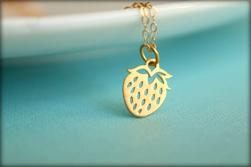 Erdbeere Halskette, Erhältlich in Sterling Silber Oder Vermeil Und Gold Filled von saffronandsaege